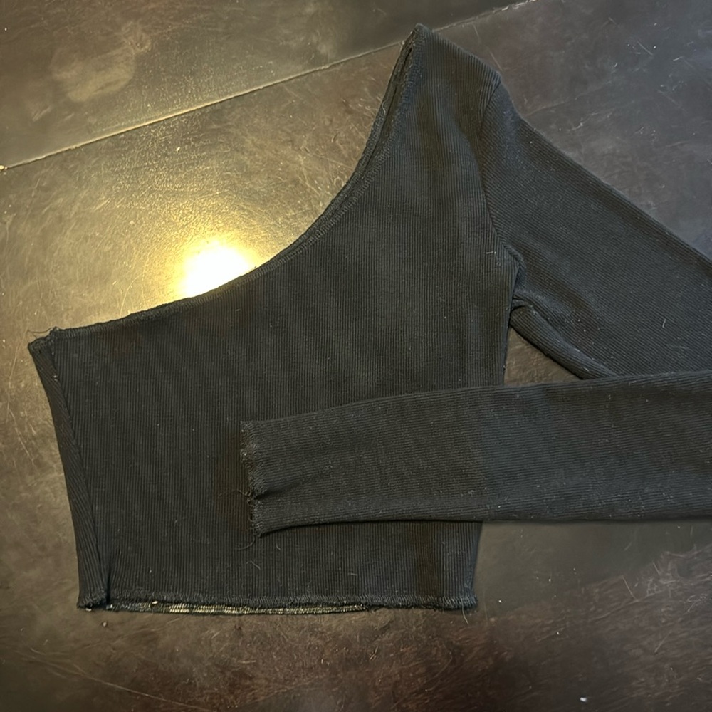 One shoulder black long-sleeve crop top